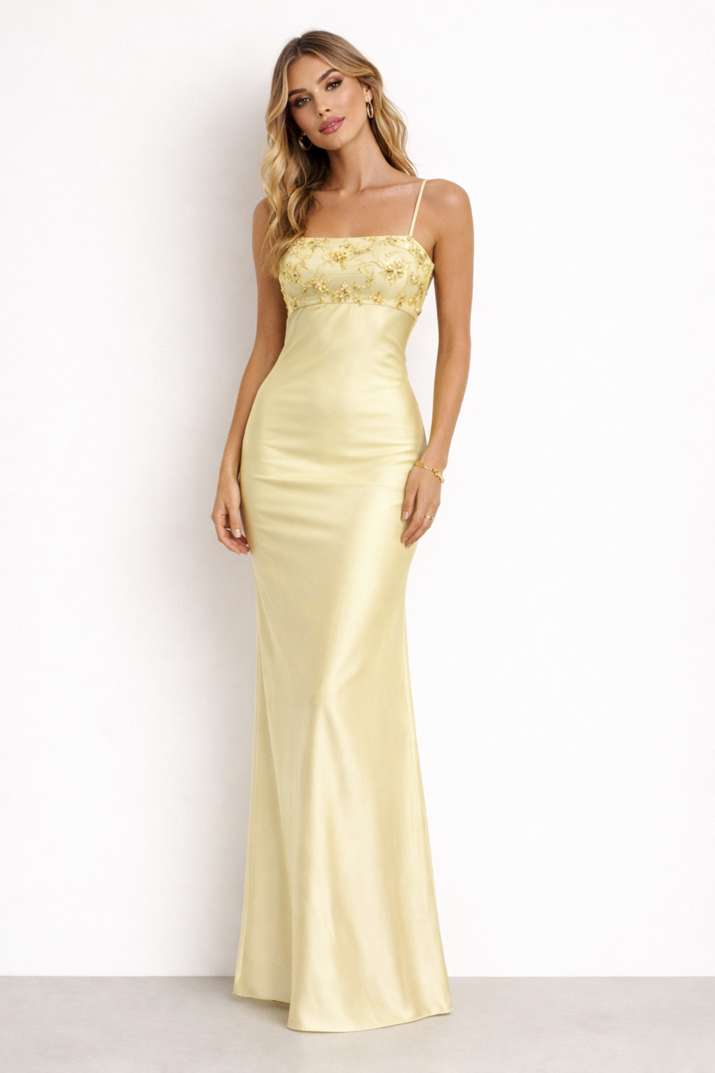Vestido largo satinado con bordado