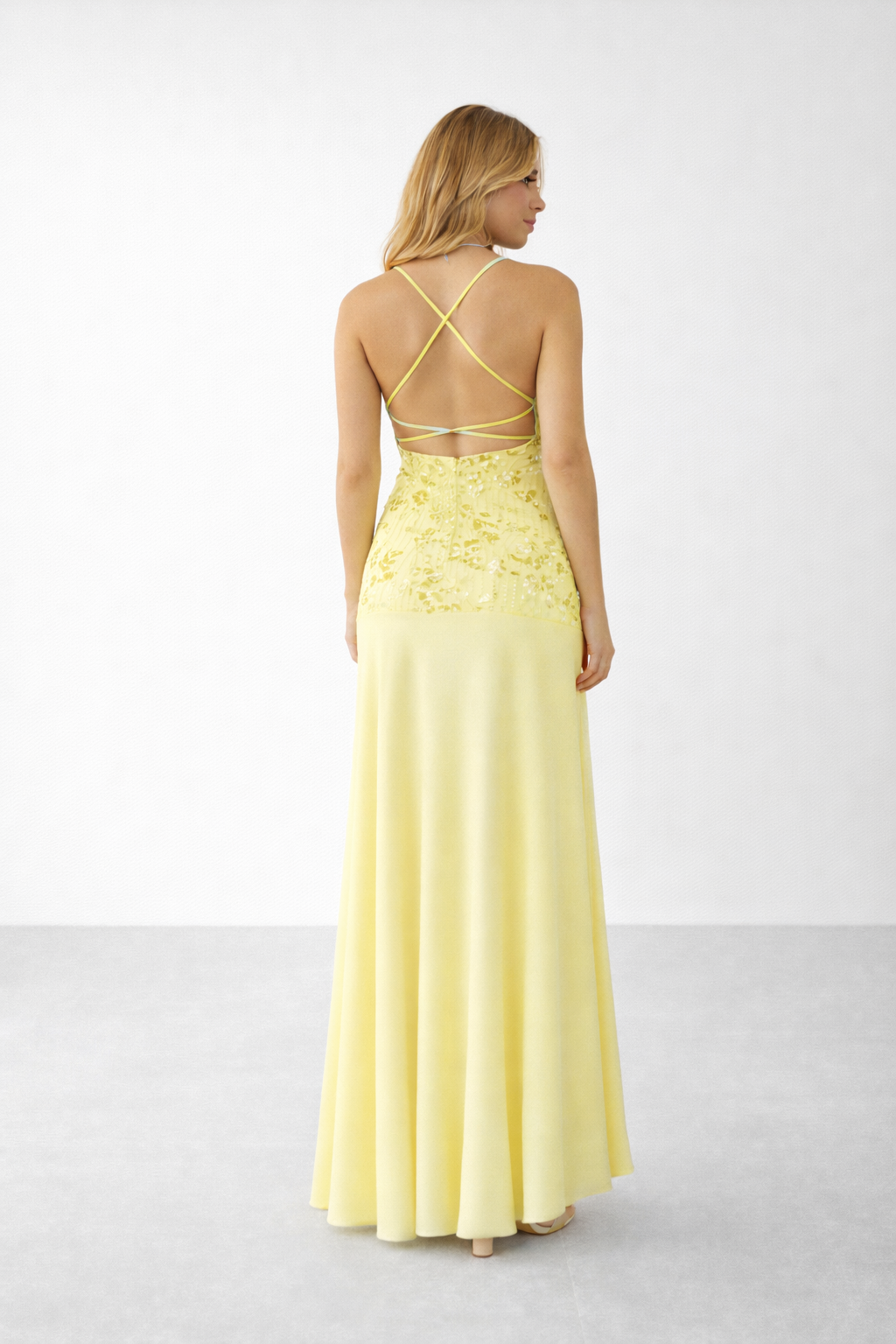VESTIDO LARGO HALTER EFECTO LENTEJUELAS