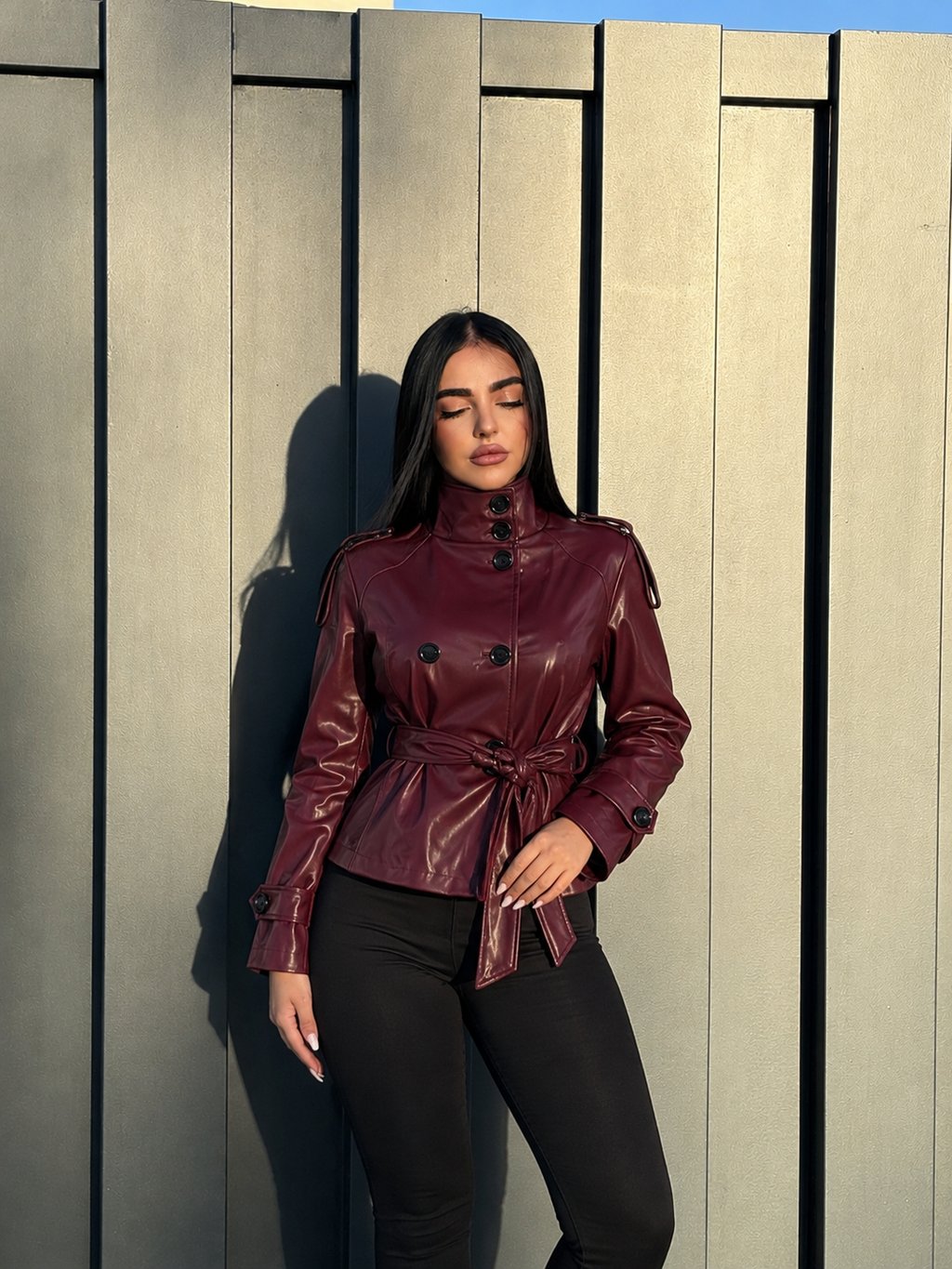 Chaqueta efecto piel con cinturón