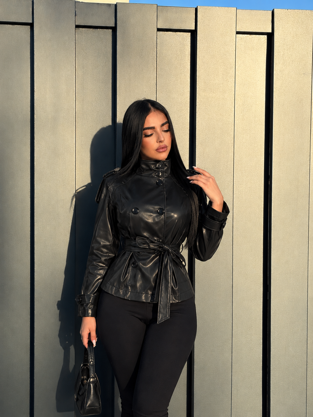 Chaqueta efecto piel con cinturón