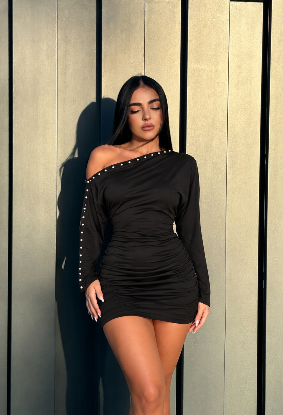 Vestido Corto Asimétrico con Tachuelas