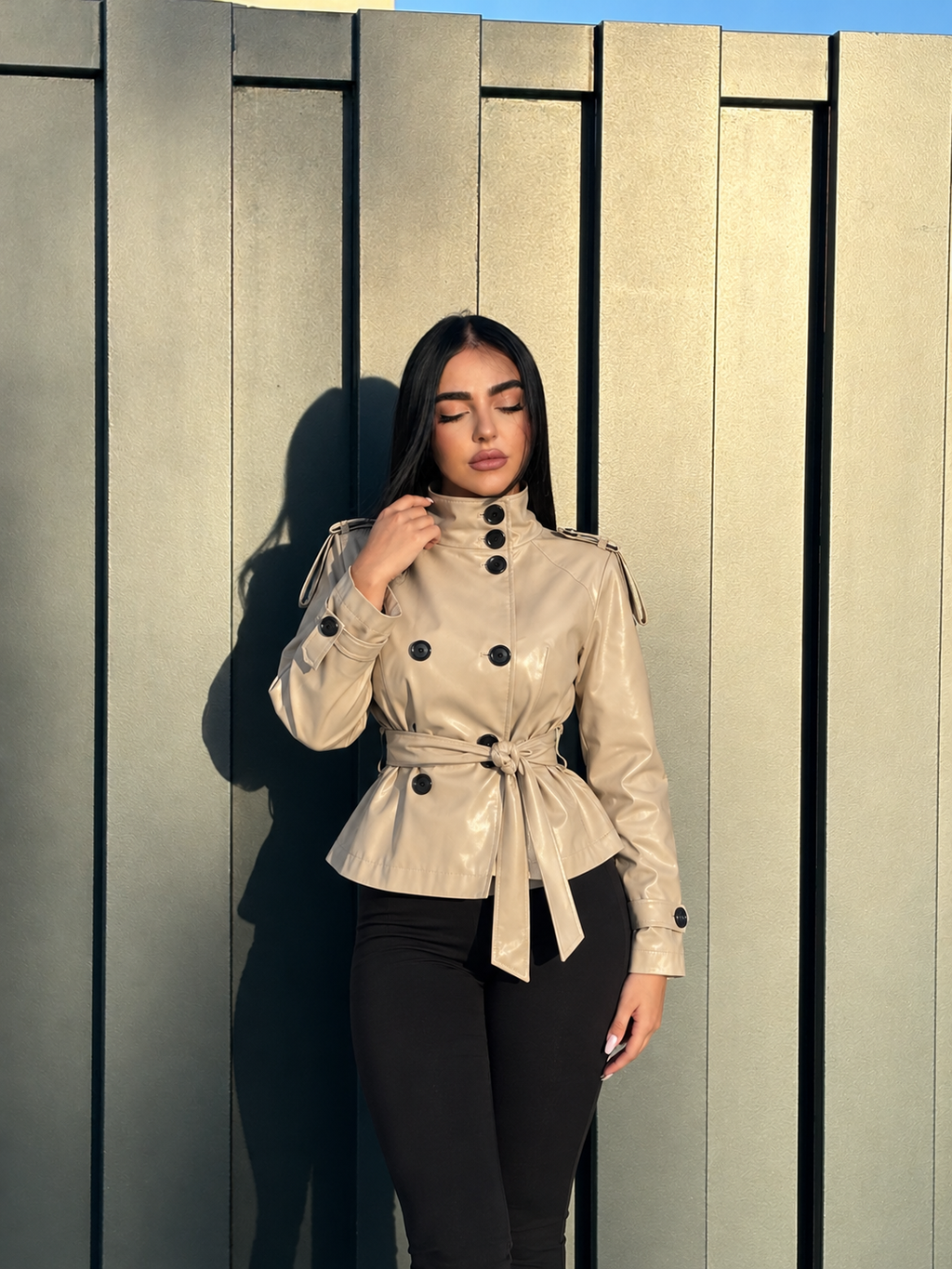 Chaqueta efecto piel con cinturón