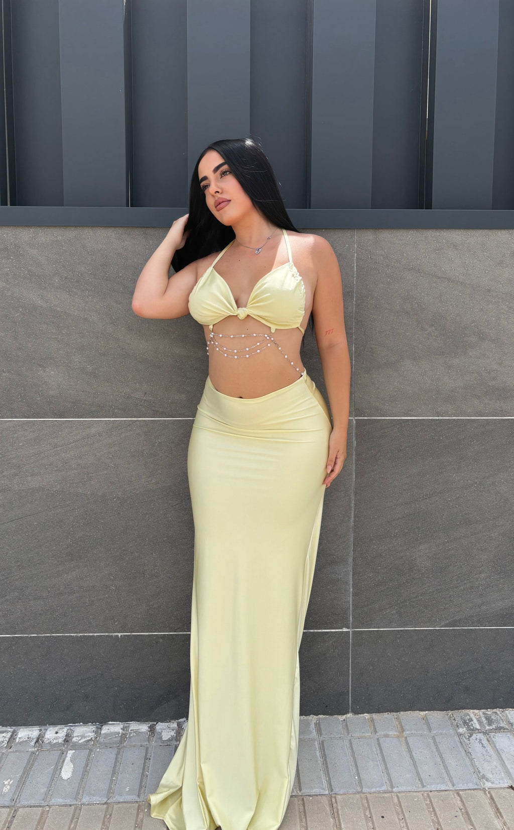 Conjunto halter con detalle de perlas
