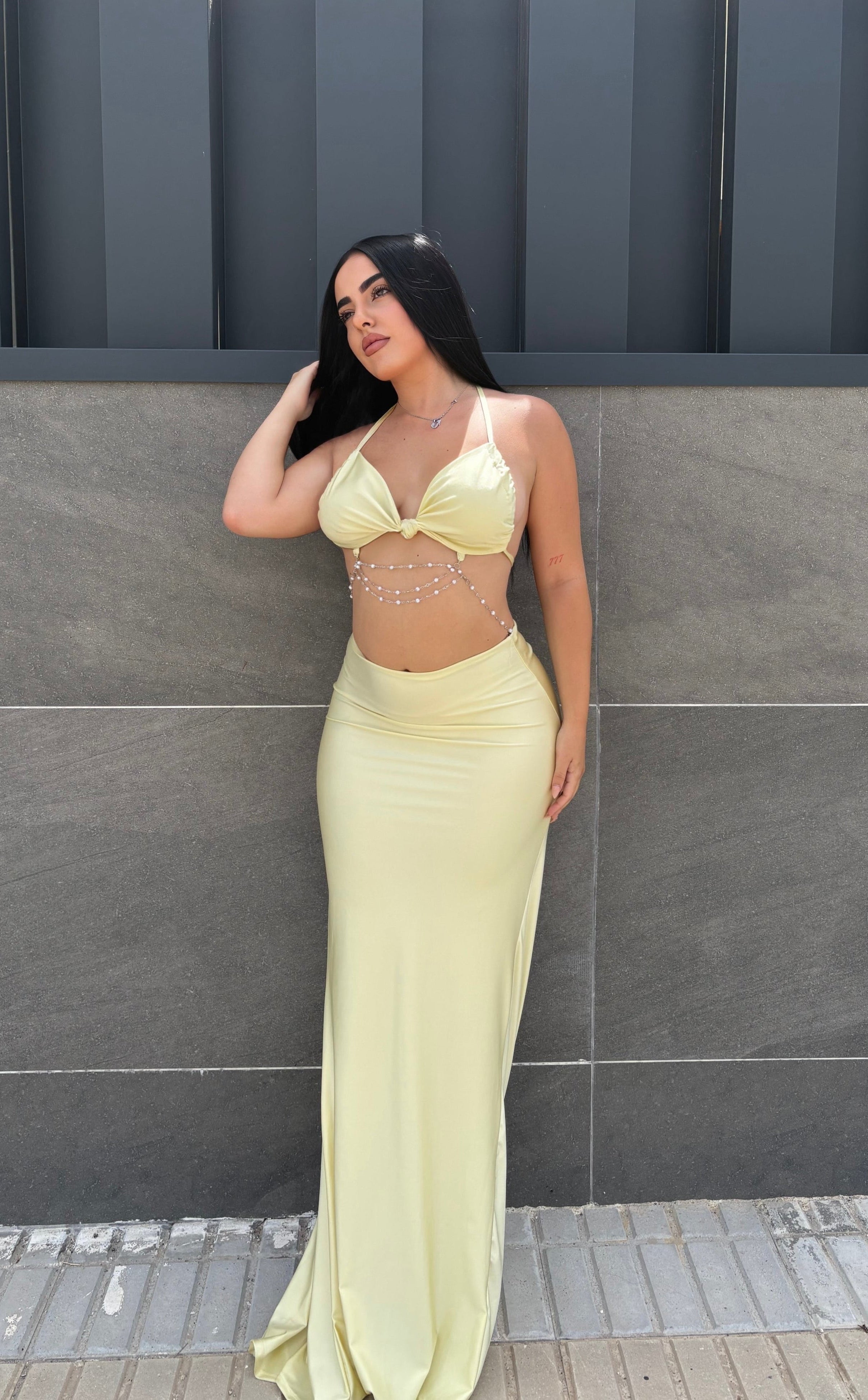 Conjunto halter con detalle de perlas