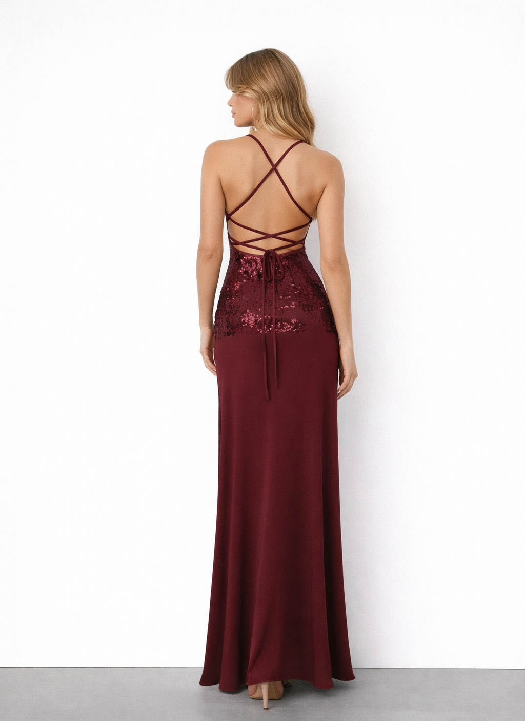 VESTIDO LARGO HALTER EFECTO LENTEJUELAS