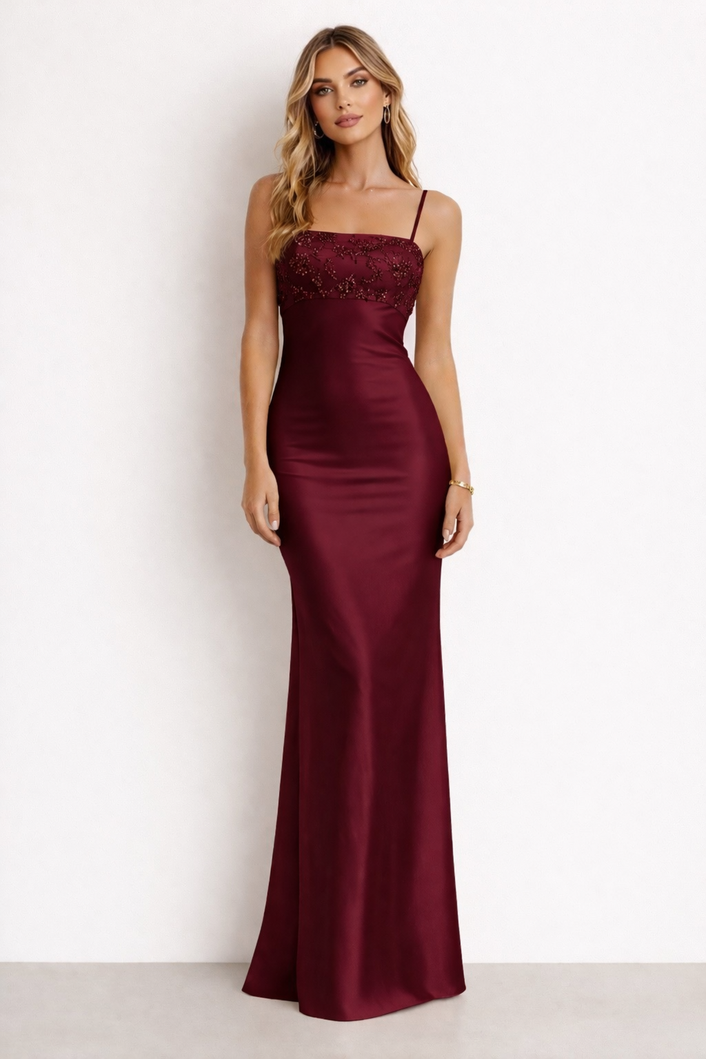Vestido largo satinado con bordado